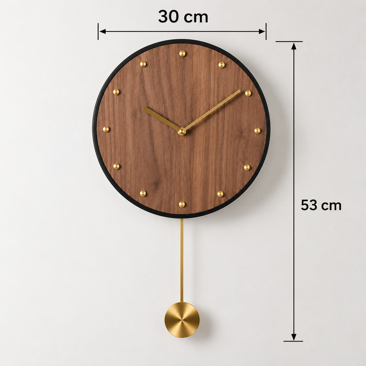 Horloge murale en bois avec balancier doré, diamètre de 30 cm et hauteur totale de 53 cm.