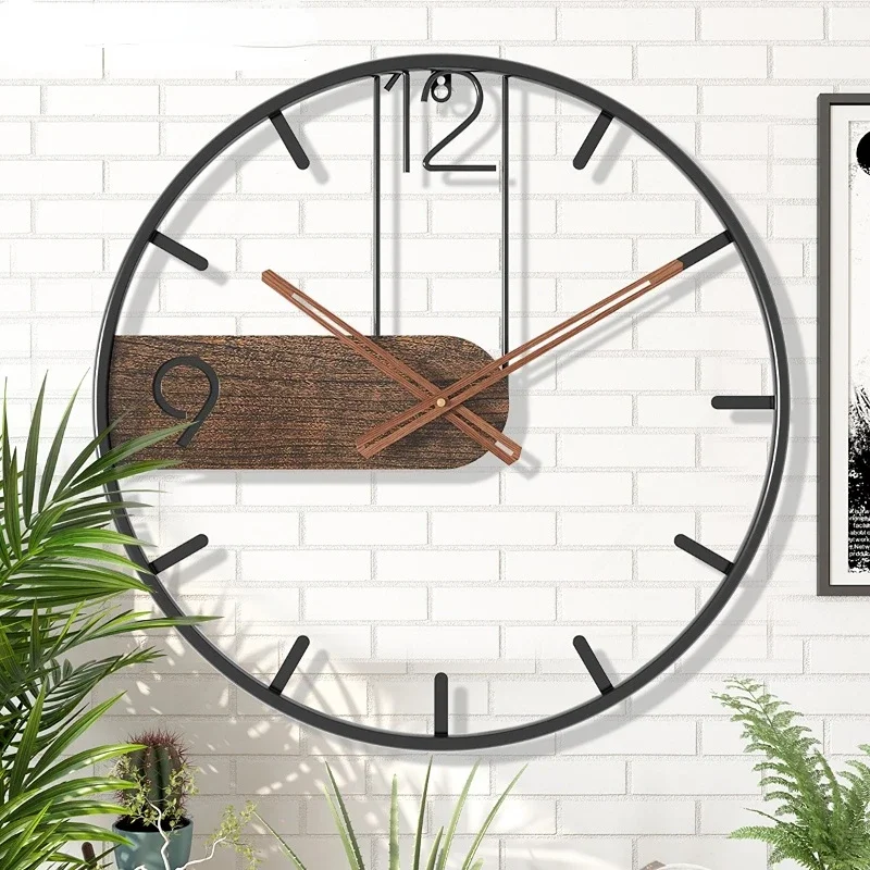 Horloge murale rustique moderne en métal noir avec panneau central en bois