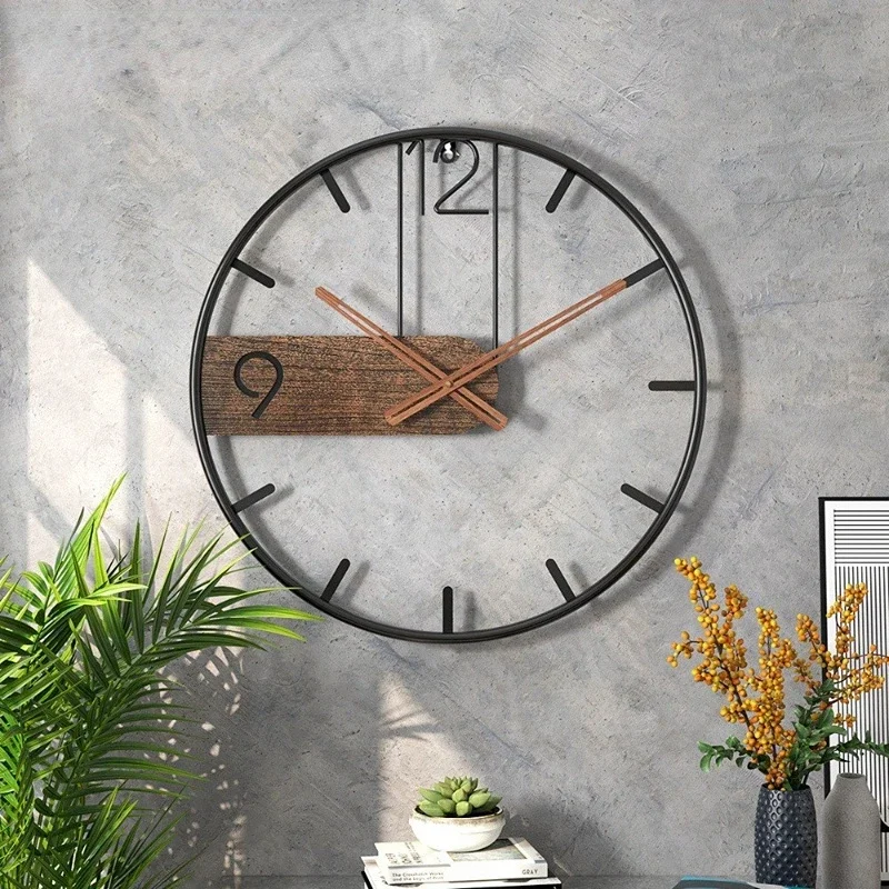 Grande horloge murale rustique moderne en métal noir et bois sur un mur effet béton