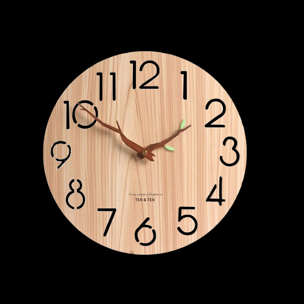 Horloge murale en bois avec chiffres ajourés et aiguilles en forme de branches sur fond noir