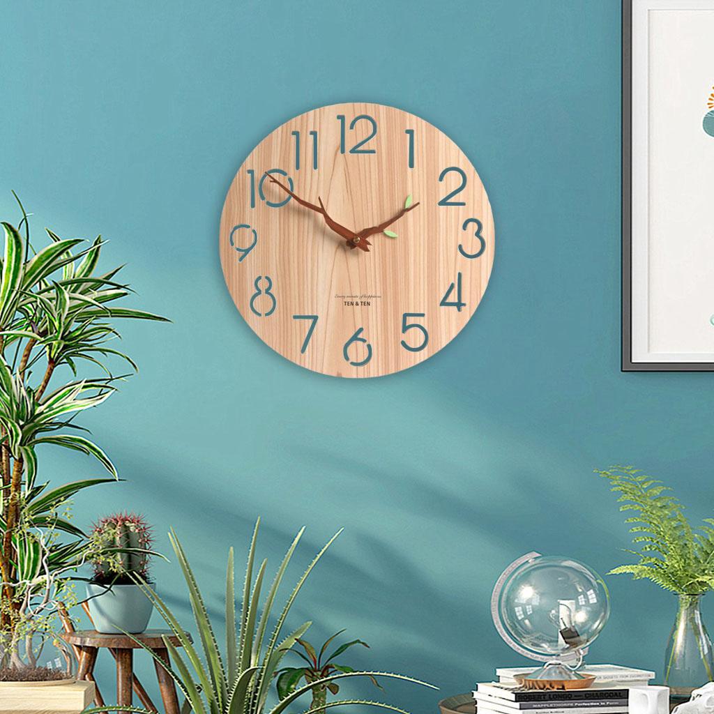 Horloge murale en bois de bambou avec chiffres ajourés dans un salon moderne