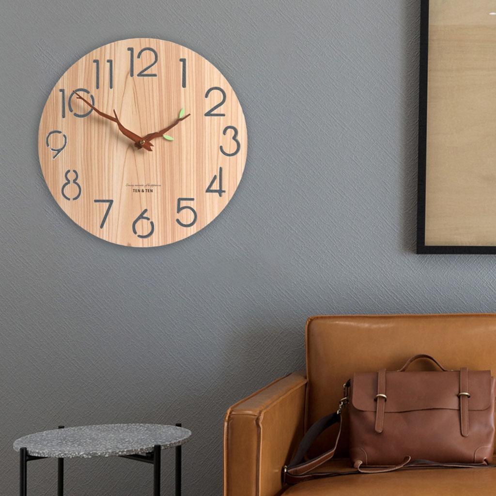 Horloge murale en bois de bambou avec aiguilles en forme de branches dans un salon
