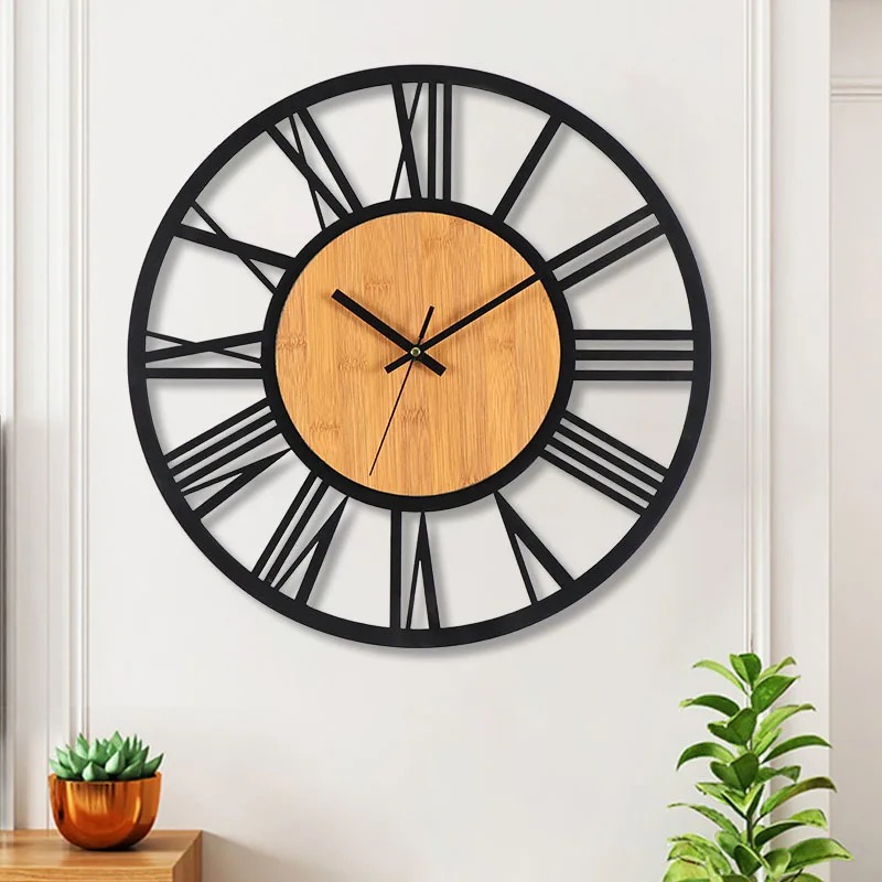 Horloge murale ronde noire et brun bois pour décoration de salon