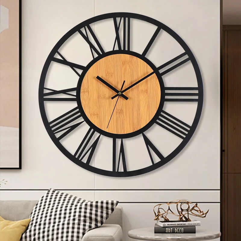 Horloge murale industrielle noire avec cadran brun et chiffres romains