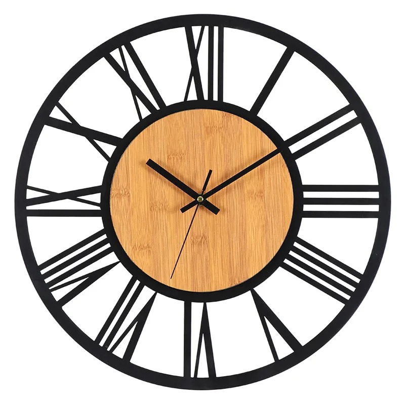 Horloge murale en métal noir avec cadran imitation bois brun et chiffres romains de 40 cm