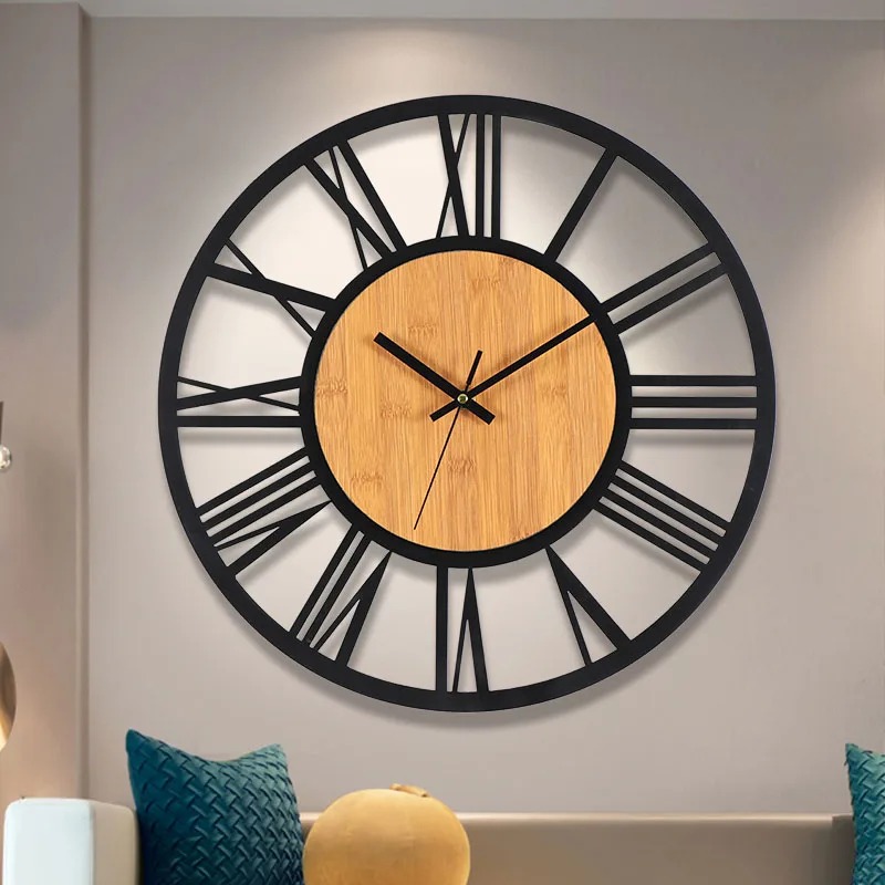 Horloge murale noire et bois brun dans un salon