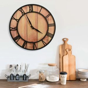 Horloge murale en bois et métal noir avec chiffres romains dans un salon