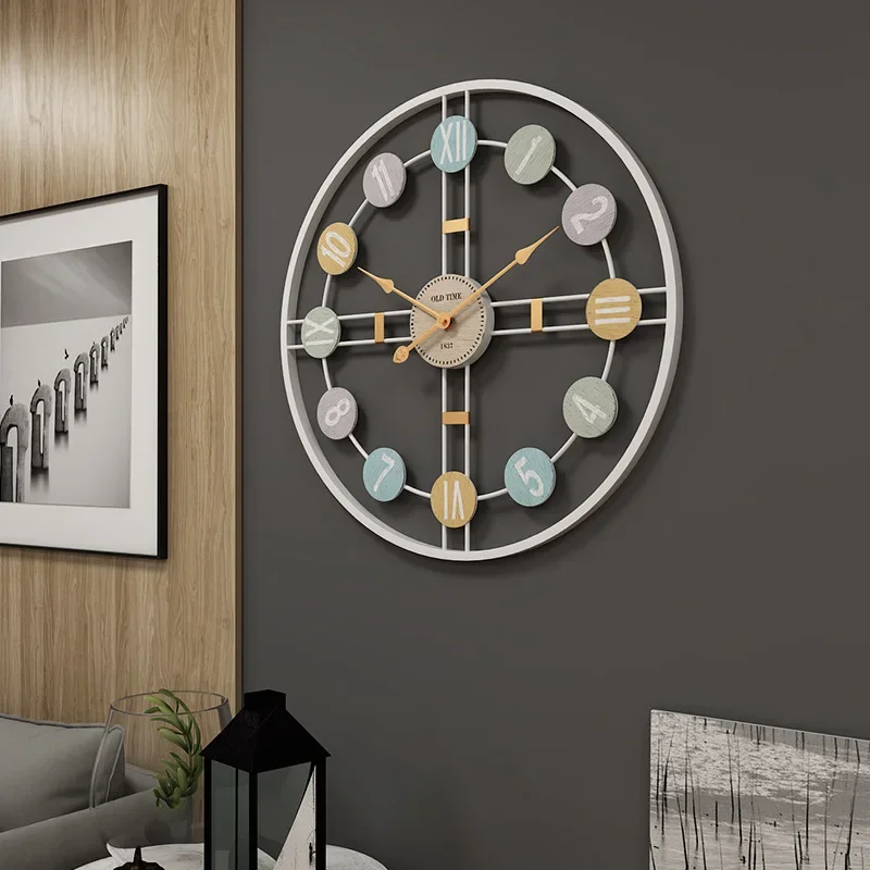 Horloge murale design avec chiffres romains colorés dans un salon