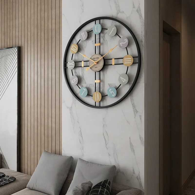 Horloge murale design noire avec chiffres romains colorés dans un intérieur moderne