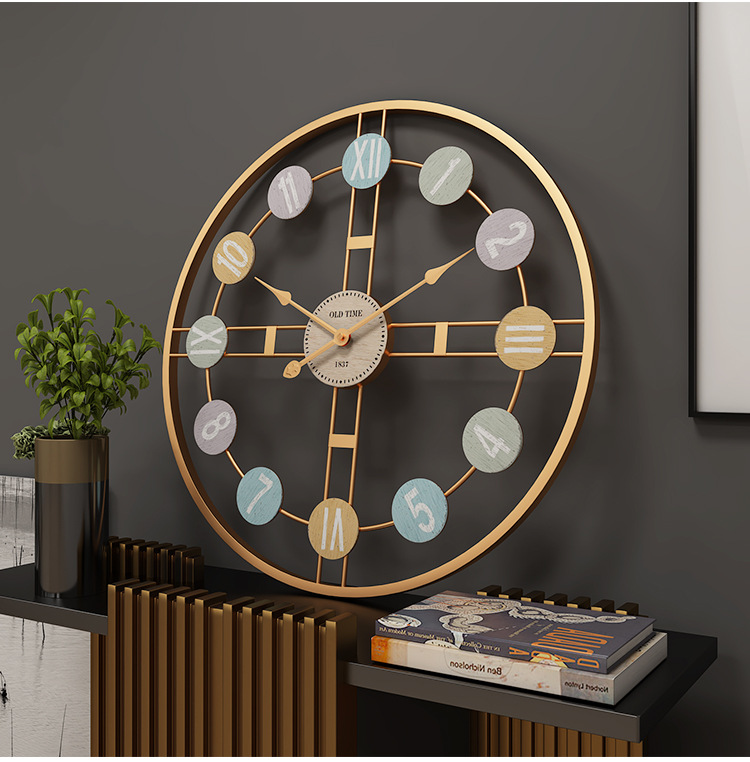 Horloge murale design scandinave dorée dans un salon moderne