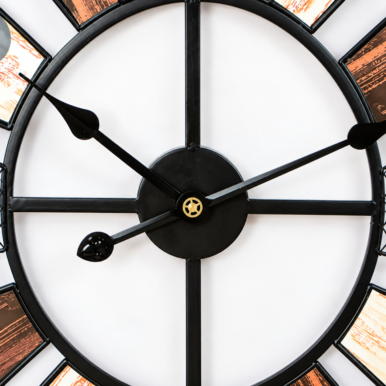 Gros plan sur le mécanisme central d'une horloge murale industrielle noire