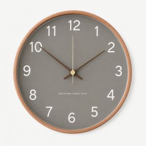 Horloge murale nordique en bois massif au design minimaliste