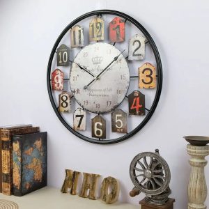 horloge en métal rétro