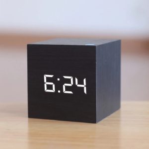 Réveil LED carré en bois noir avec affichage numérique lumineux