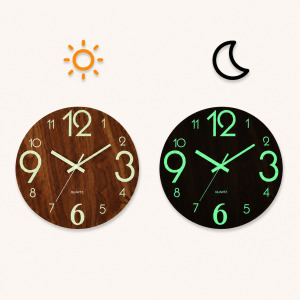 Horloge murale bois design moderne avec chiffres lumineux verts la nuit