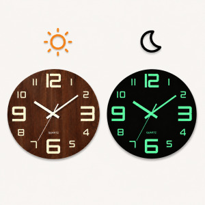 Horloge murale bois grands chiffres avec numeraux lumineux verts dans l'obscurité