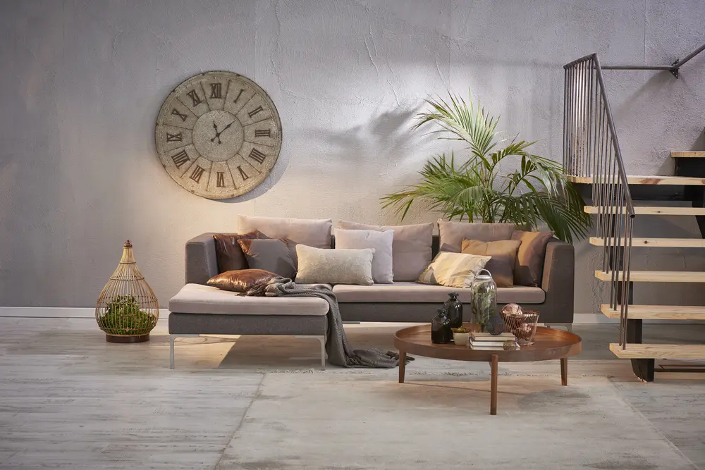 horloge murale vintage chiffres romains dans un salon élégant