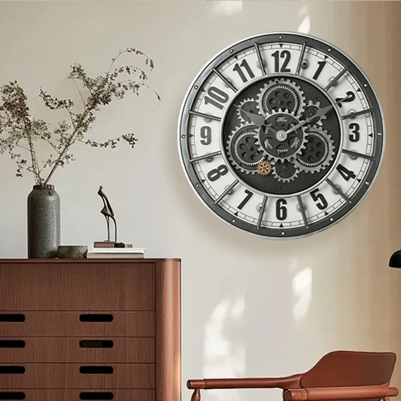 horloge murale noire et grise à engrenages dans un salon